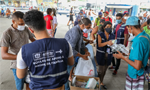 Jaboatão City Hall employees distribute new clothes, masks and hygiene kits to homeless people.