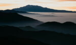 Fotografía de montañas al atardecer