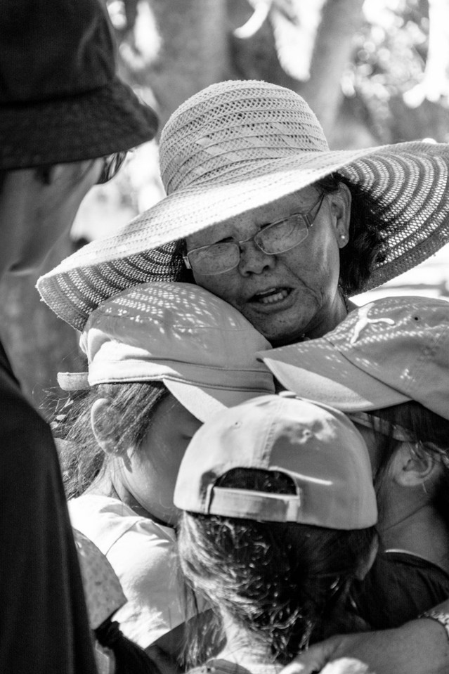 Fotografía de una anciana rodeada de niños Fotografía de una anciana rodeada de niños