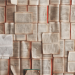 Fotografía de páginas de un libro abierto extendidas sobre una superficie.