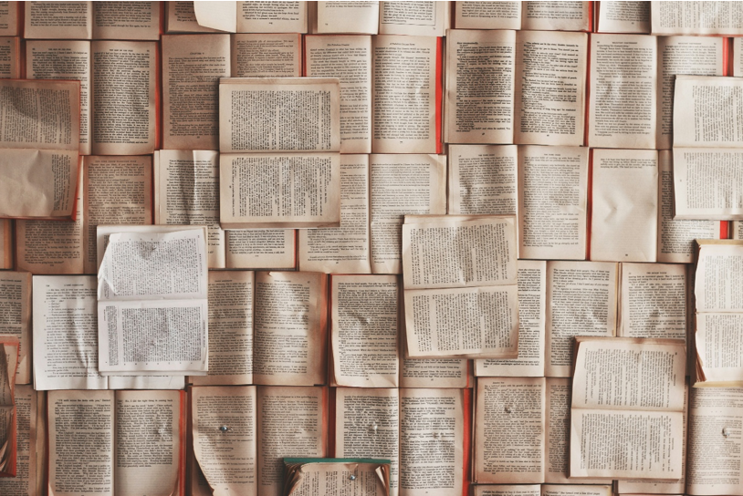 Fotografía de páginas de un libro abierto extendidas sobre una superficie.