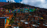 Fotografía de una ciudad con muchos edificios coloridos.