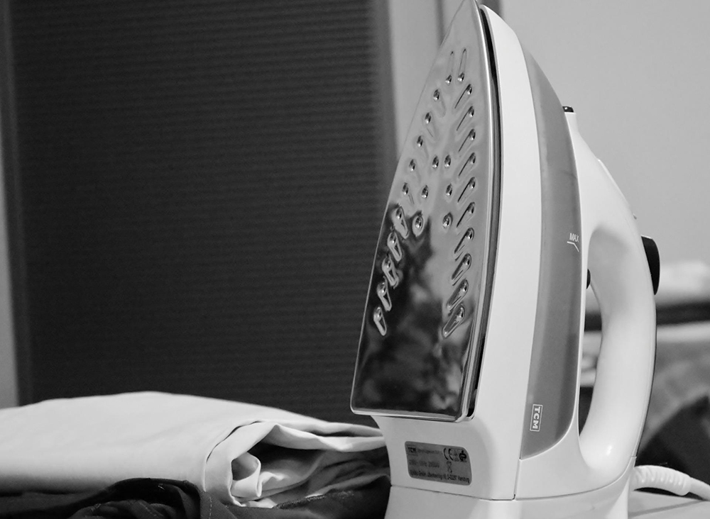 Fotografia em preto e branco de um ferro de passar roupas.