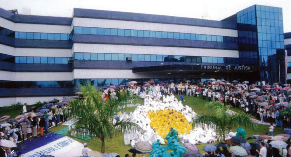 Foto do prédio do tribunal de justiça, onde acontecia um ato público da Campanha Contra a Impunidade em 1999.