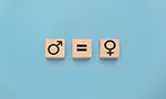Fundo azul claro. No centro, três quadrados que parecem ser dados de madeira com os respectivos símbolos: gênero masculino, sinal de igual e gênero feminino.