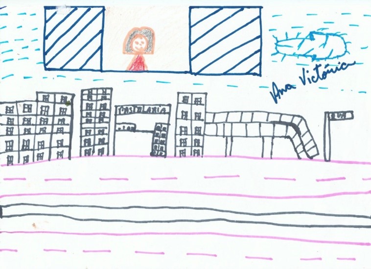 Foto retangular horizontal. Desenho de criança. Na parte de cima traços azul claro indicando o céu, dois quadrados com linhas diagonias azuil escuro e uma menina no meio, prédios, uma ponte, uma placa, uma rua com linhas no meio em rosa.