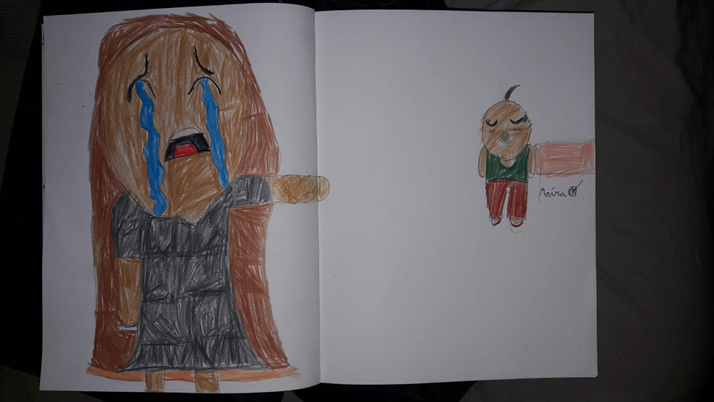 Foto desenho de uma criança em um caderno. Na página esquerda, uma mulher chorando e apontando para a direita. Na página da direita, um bebê de olhos fechados sendo segurado por uma pessoa que não está visível.