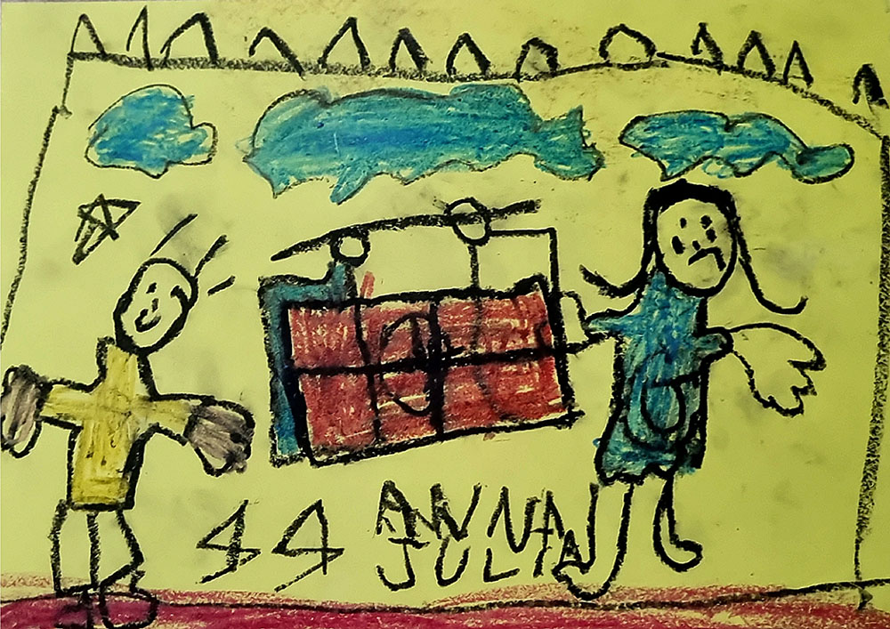 Foto: desenho de criança feito com giz. Duas pessoas em pé, uma feliz e a outra triste. Um objeto marrom entre elas. Nuvens azuis e fundo verde. Assinado por “Anna Julia”.