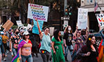 Foto de um protesto em defesa dos direitos LGBTQIA+ nos Estados Unidos.