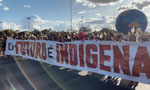 Indígenas participam de uma manifestação em uma rua, segurando uma faixa que diz: "O Futuro é Indígena".