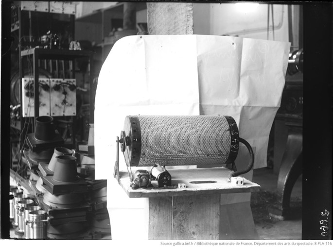 Fotografia em preto e branco de uma máquina de efeito de chuva.