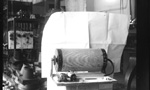 Fotografia em preto e branco de uma máquina de efeito de chuva.