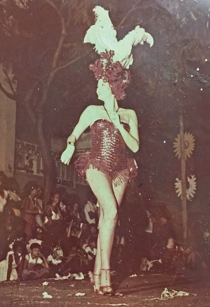 Fotografia antiga da década de 1970 mostrando Waldirene sambando com trajes de passista no carnaval.