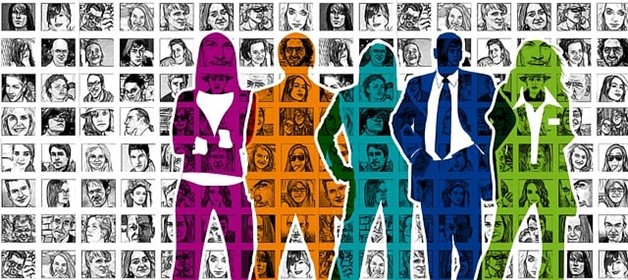 Desenho de quatro silhuetas em trajes executivos (dois homens e duas mulheres) à frente de um fundo com rostos desenhados, que se assemelha a um quadrinho.