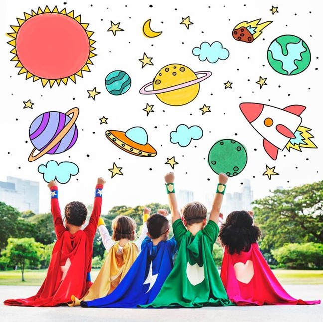 Cinco crianças de costas, vestindo fantasias de super-heróis em um parque com árvores e gramado. Acima da fotografia, há um quadro branco com desenhos de planetas e astros.