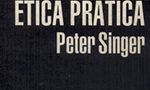 Imagem da capa do livro "Ética Prática" de Peter Singer, publicado pela editora Martins Fontes. A capa tem um fundo preto com uma faixa horizontal texturizada em branco e azul perto da base. O título "Ética Prática" está no canto superior direito da capa, em letras brancas, e o nome do autor, "Peter Singer", está logo abaixo do título, também em branco.