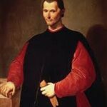 Retrato de Nicolau Maquiavel. Ele está de pé em um fundo com uma parede marrom. É branco e usa roupas pretas e vermelhas.