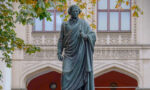 fotografia do monumento a Schelling na Maximiliansstraße, em frente ao prédio do governo. Erigido em 1861 "por seu grato aluno Maximiliano II, Rei da Baviera" ao filósofo falecido em 1854.