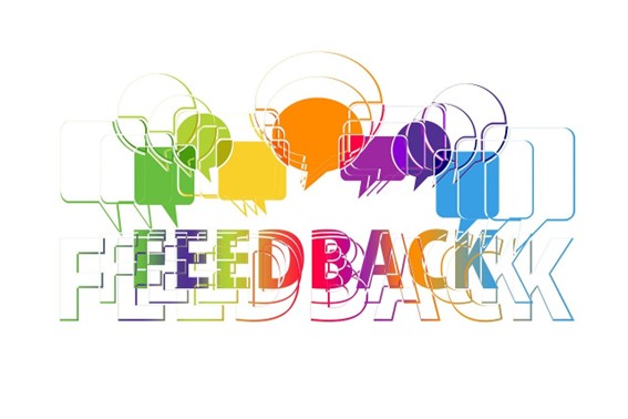 Imagem com a palavra "feedback" escrita e ícones de balão de fala. as letras da palavra estão em degradê de verde, vermelho, roxo, amarelo e azul Imagem com a palavra "feedback" escrita e ícones de balão de fala. as letras da palavra estão em degradê de verde, vermelho, roxo, amarelo e azul