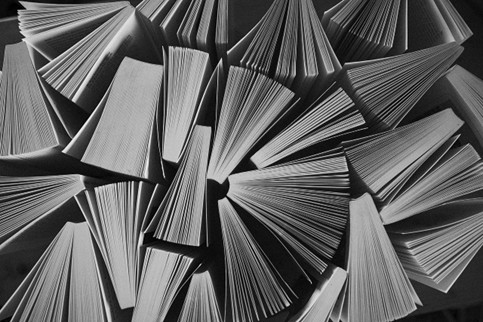 Fotografia da vista superior de vários livros em pé, alguns mais abertos do que outros Fotografia da vista superior de vários livros em pé, alguns mais abertos do que outros