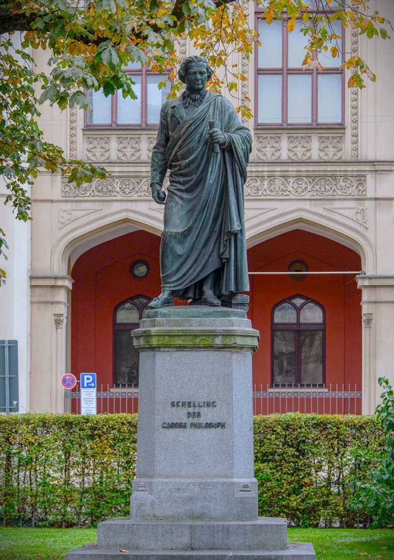 fotografia do monumento a Schelling na Maximiliansstraße, em frente ao prédio do governo. Erigido em 1861 "por seu grato aluno Maximiliano II, Rei da Baviera" ao filósofo falecido em 1854. fotografia do monumento a Schelling na Maximiliansstraße, em frente ao prédio do governo. Erigido em 1861 "por seu grato aluno Maximiliano II, Rei da Baviera" ao filósofo falecido em 1854.
