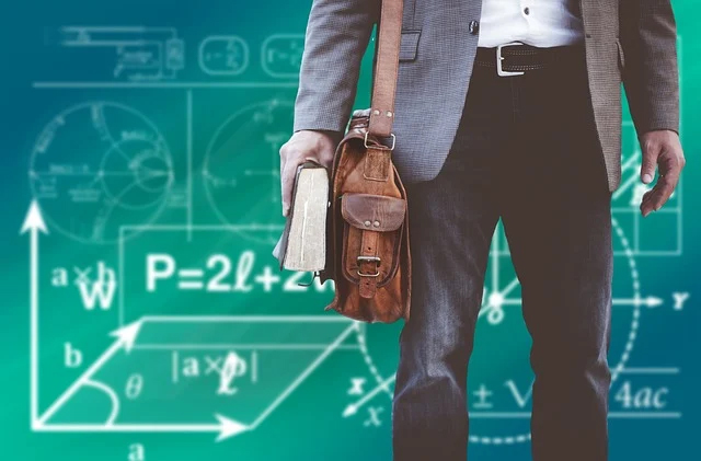 Montagem com uma fotografia de uma pessoa vestida com roupas sociais, segurando um livro, sobre um fundo emulando um quadro negro com fórmulas geométricas. Montagem com uma fotografia de uma pessoa vestida com roupas sociais, segurando um livro, sobre um fundo emulando um quadro negro com fórmulas geométricas.